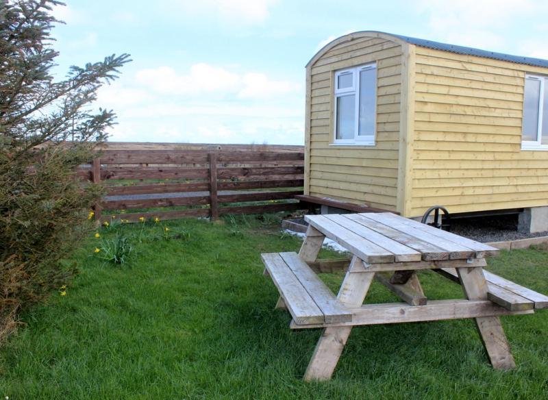 Hillside Camping Pods And Shepherd'S Hut Wick  Exterior photo