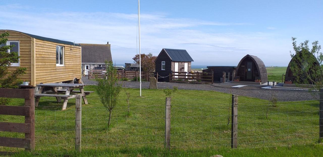 Hillside Camping Pods And Shepherd'S Hut Wick  Exterior photo