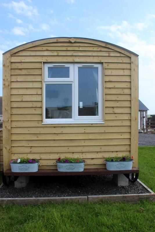 Hillside Camping Pods And Shepherd'S Hut Wick  Exterior photo