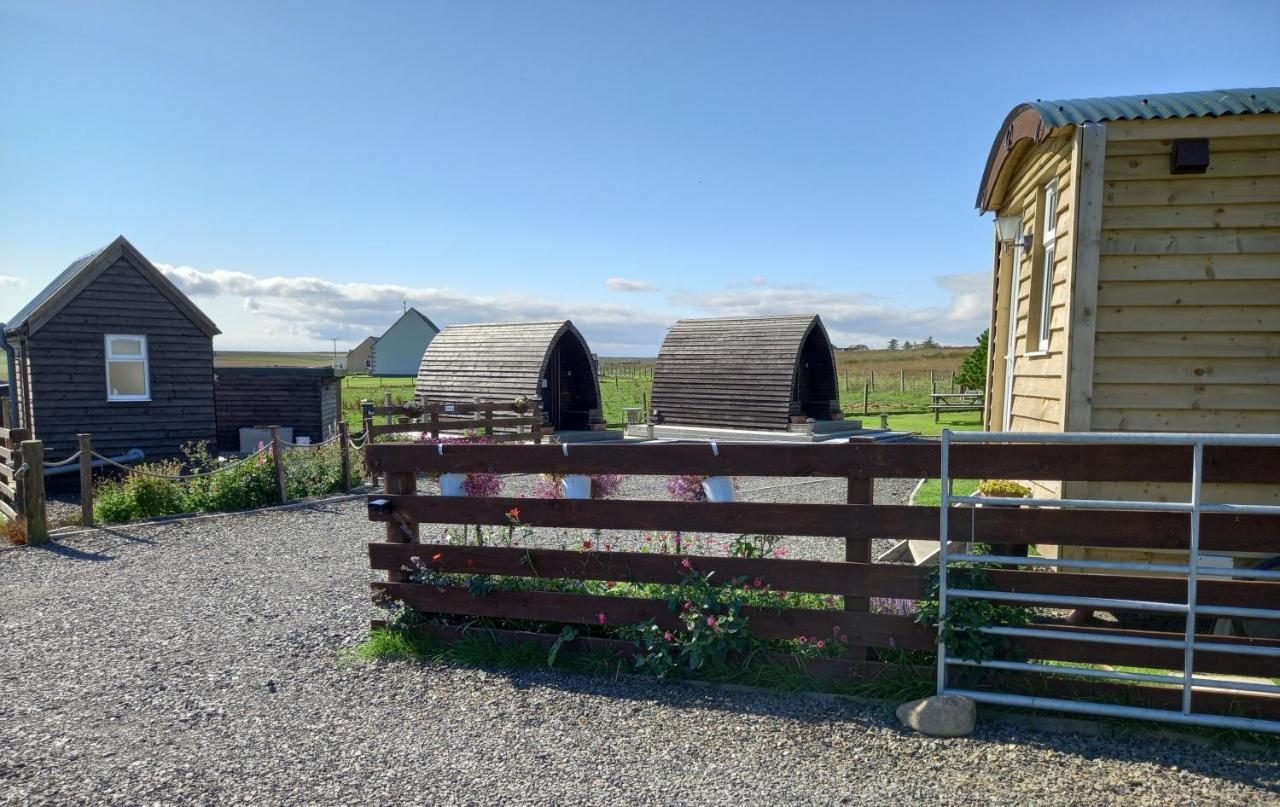 Hillside Camping Pods And Shepherd'S Hut Wick  Exterior photo