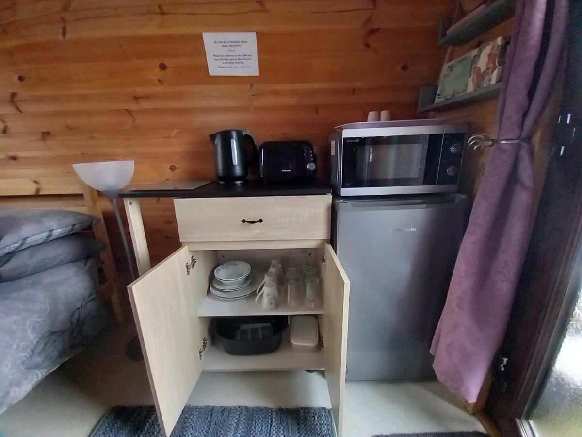 Hillside Camping Pods And Shepherd'S Hut Wick  Room photo