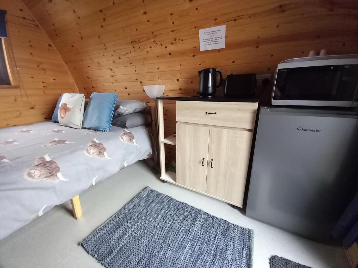 Hillside Camping Pods And Shepherd'S Hut Wick  Room photo