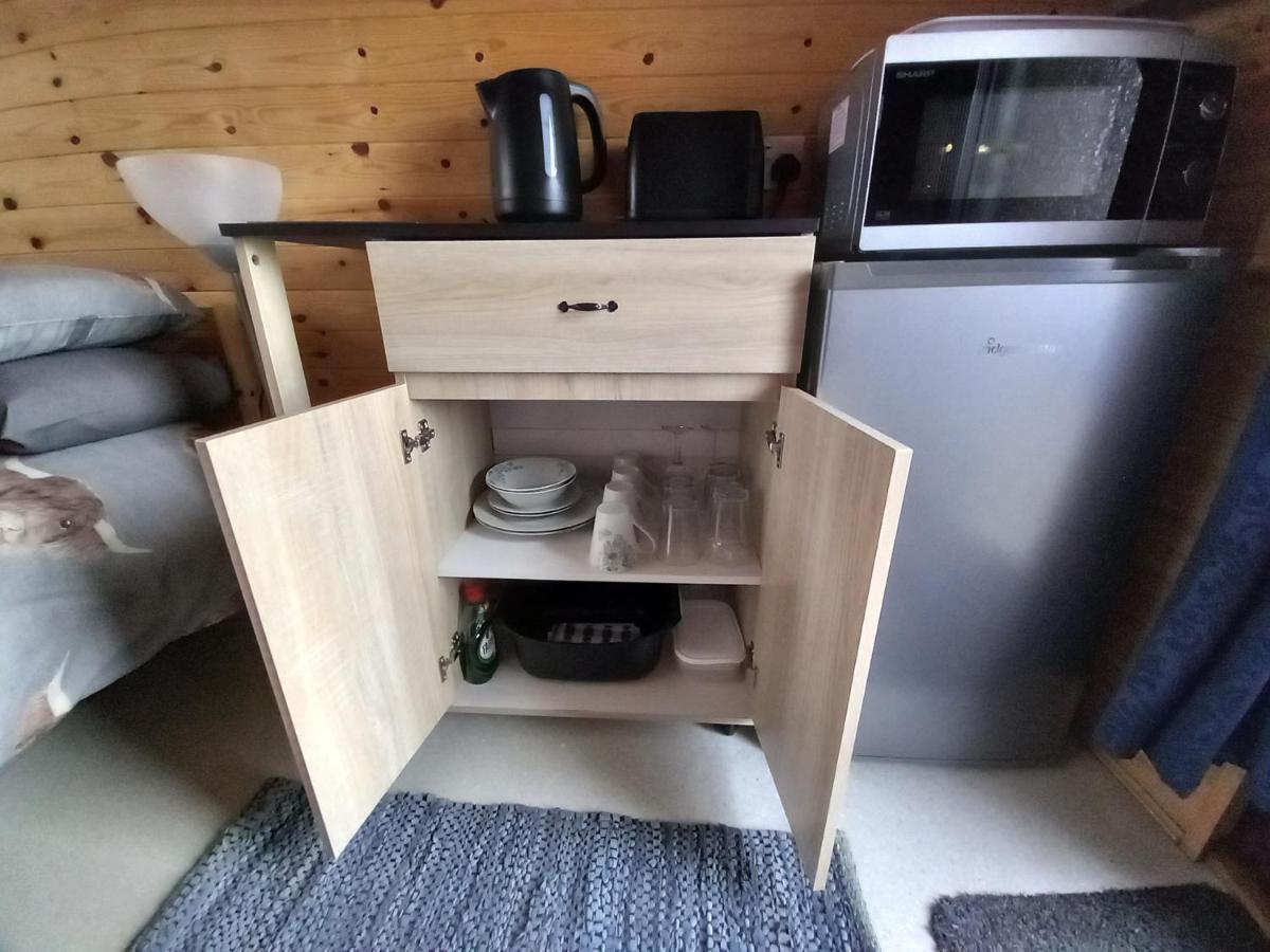 Hillside Camping Pods And Shepherd'S Hut Wick  Room photo