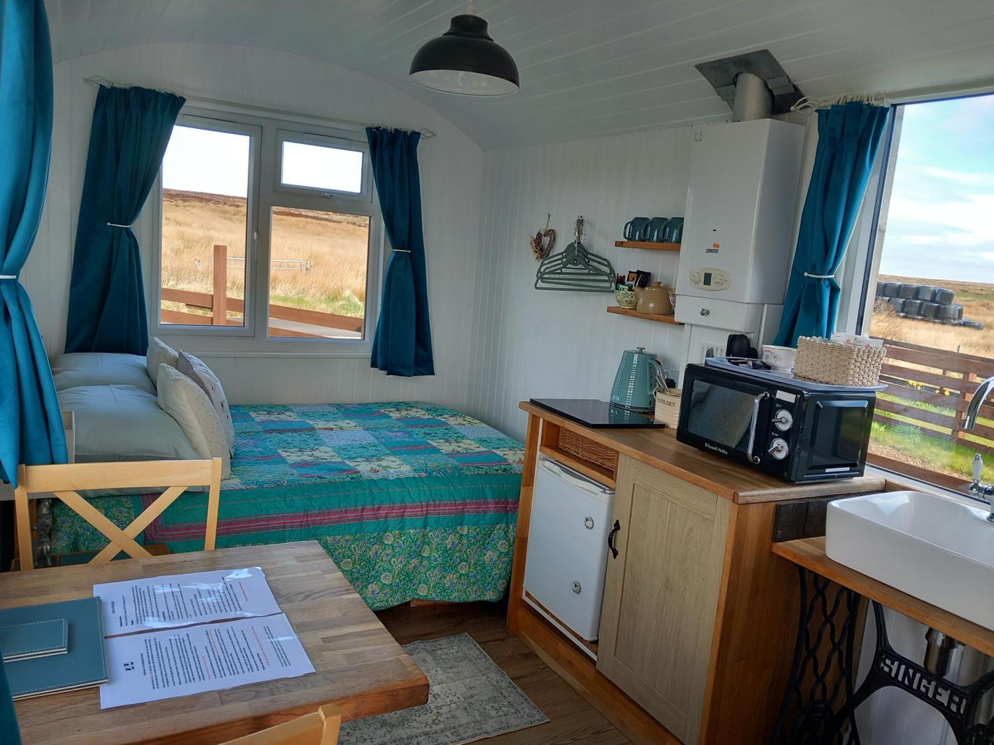 Hillside Camping Pods And Shepherd'S Hut Wick  Exterior photo