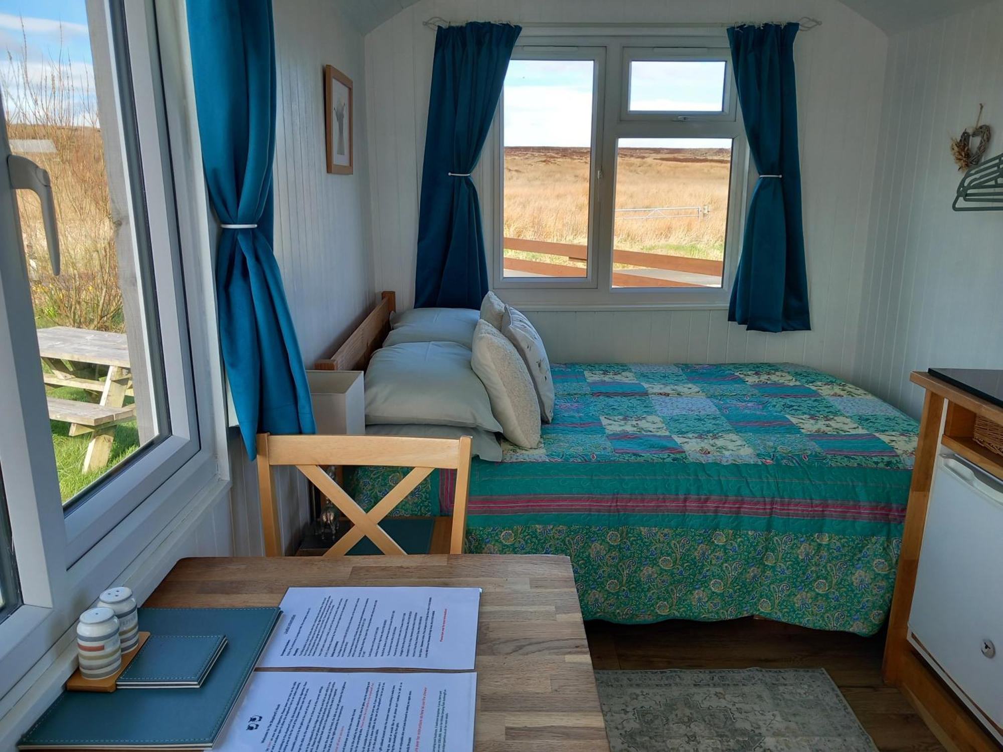 Hillside Camping Pods And Shepherd'S Hut Wick  Exterior photo