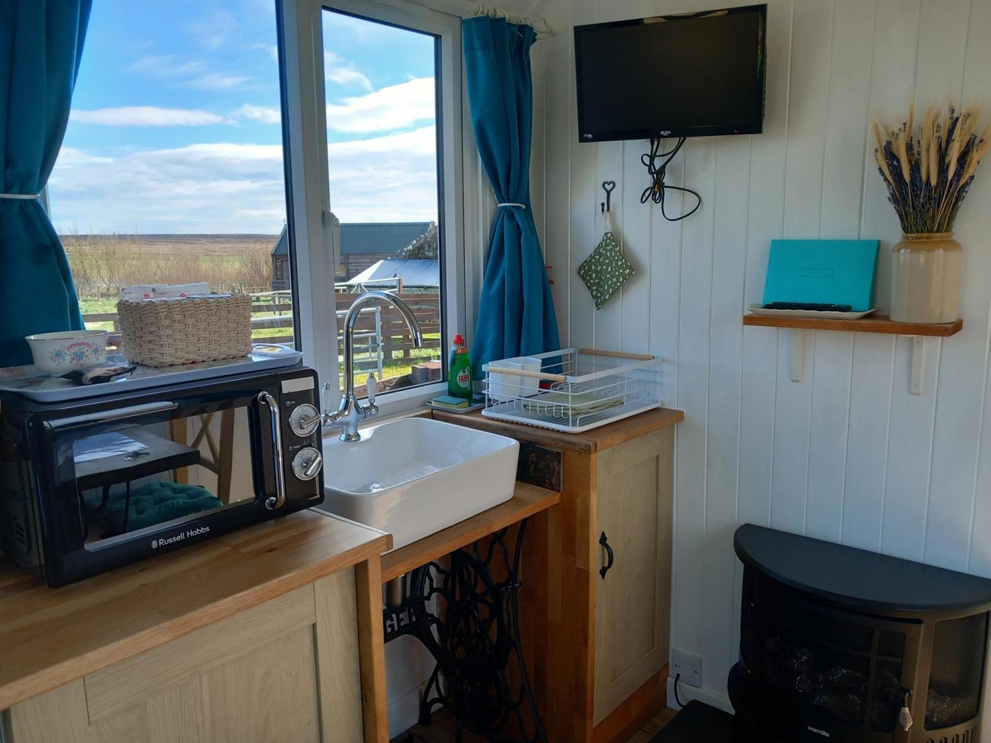 Hillside Camping Pods And Shepherd'S Hut Wick  Exterior photo
